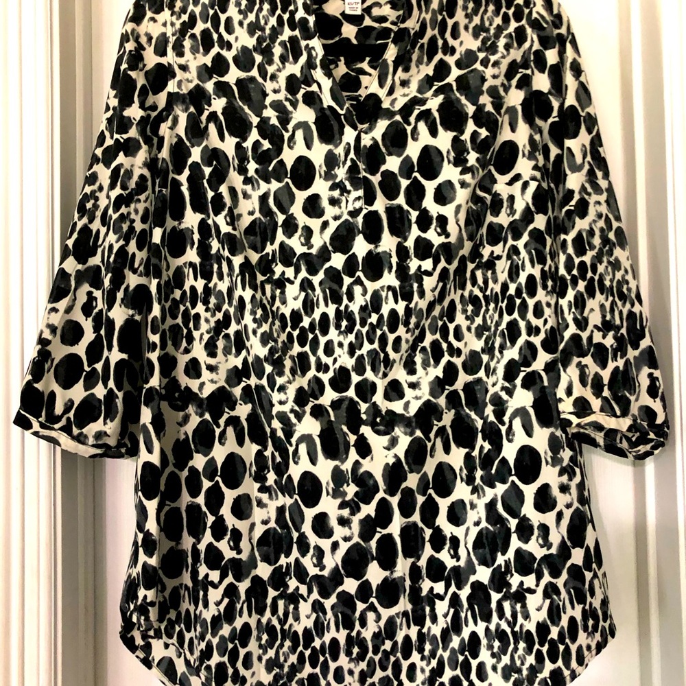 Liz Lange xs top. Black and white. Gently used
